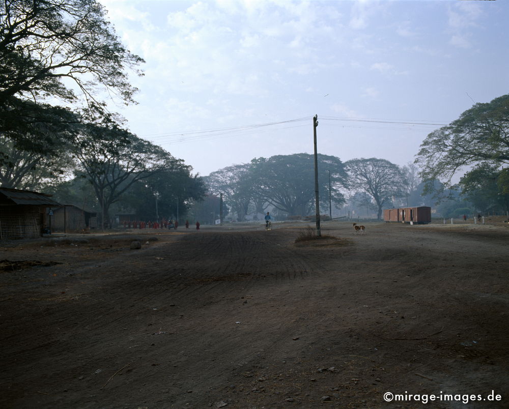 Railwaystation
Hsipaw (Thibaw)
Schlüsselwörter: Unort, Zug, leer, Mönche,