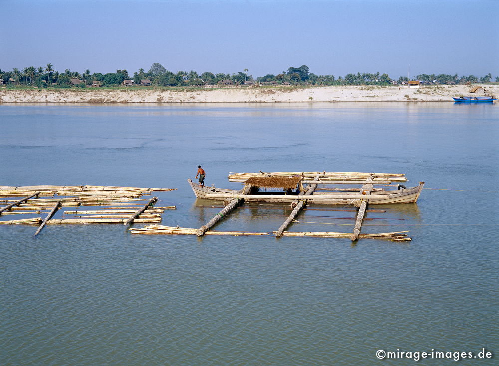 Bambusfloß
Irrawady Kachin State
Schlüsselwörter: Schiffahrt, Transport, Berge, Handel, Markt, Wasser, Entwicklungsland, Reise, Asien, Verkehr, Baumaterial, Bambus, Burmesen, Ufer, Fluss, Tropen, Fernreise, Entspannung, entspannen, Birma, Burma,