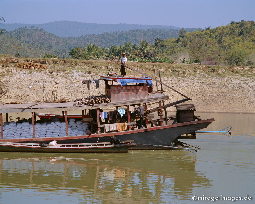 Boot auf dem Ayeryawady
Kachin State
Schlüsselwörter: Schiffahrt, Transport, Berge, Handel, Markt, Wasser, Entwicklungsland, Reise, travel, Asien, Verkehr, Burmesen, Ufer, Fluss, Tropen, Fernreise, Entspannung, entspannen, relax, Birma, Burma