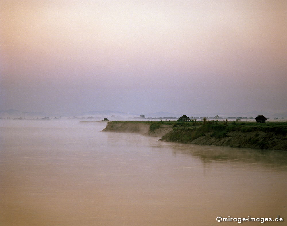 Fog on the Ayeryawady
near Katha
Schlüsselwörter: Wasser, Entwicklungsland, Reise, Asien, Ruhe, geheimnisvoll, mystisch, Ferne, Weite, Fluss, Nebel, Dämmerung, blass, fahl, Landschaft, Tropen, Fernreise, Entspannung, entspannen, Birma, Burma, meditation1