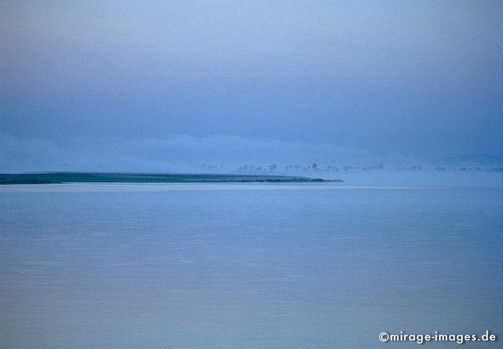 Morning Fog
Ayeryawady (Irrawady) Katha
Schlüsselwörter: Wasser, Entwicklungsland, Reise, Asien, Ruhe, geheimnisvoll, mystisch, Ferne, Weite, Fluss, Nebel, Dämmerung, blass, fahl, Landschaft, Tropen, Fernreise, Entspannung, entspannen, Birma, Burma
