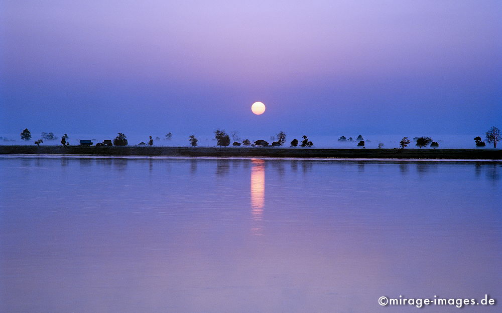 blue sunset
near Katha
Schlüsselwörter: blau, Wasser, Entwicklungsland, Reise, Asien, Ruhe, geheimnisvoll, mystisch, Ferne, Weite, Fluss, Nebel, Dämmerung, blass, fahl, Landschaft, Sonnenuntergang, Tropen, Fernreise, Entspannung, entspannen, Birma, Burma