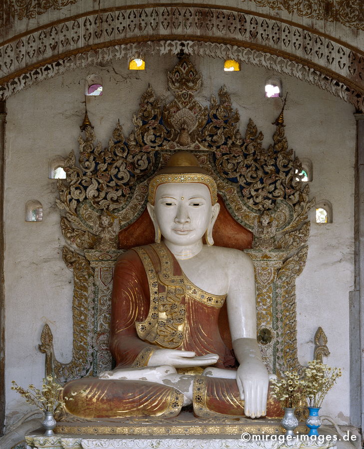 Buddha
Bhamo
Schlüsselwörter: Tempel, Meditation, Buddhismus, Religion, Spiritualität, Anbetung, Ruhe, Skulptur, zeitlos, Schönheit, Stille, Frieden, friedlich, heilig, Liebe, Menschlichkeit, Hand, Blumen, Liebe, Kloster, Buddha, Geduld, Würde, Glauben, Glück, Nirwana, Kunst, Geis
