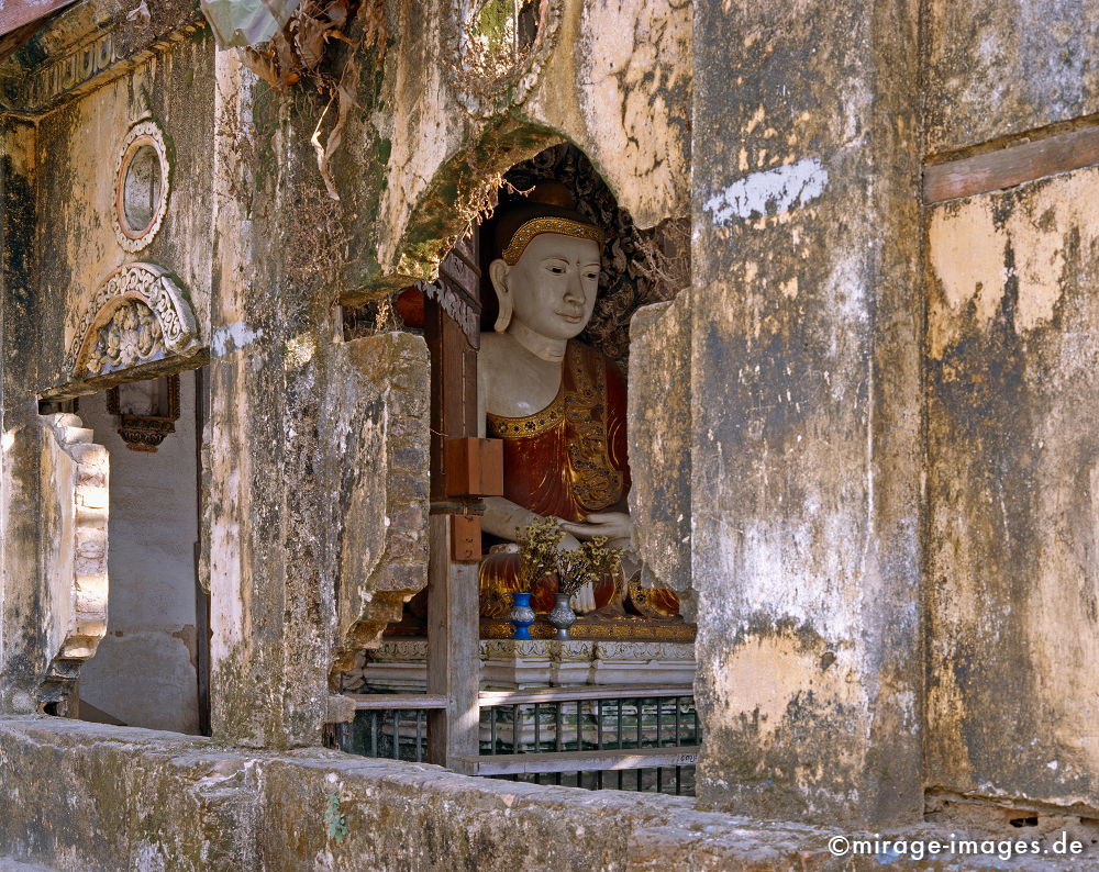 Buddha
Bhamo
Schlüsselwörter: meditation1, Kraft, Verehrung, Kult, Opfer, Meditation, Buddhismus, Religion, Schrein, Spiritualität, Anbetung, Ruhe, Natur, Frieden, heilig, Entspannung, entspannen, Glauben, gläubig, religiös, Kontemplation, Liebe,