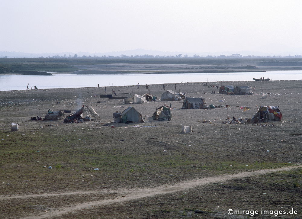 Camp
Bhamo
Schlüsselwörter: Fluss, Ufer, Armut, Notstand, Wasser, campen, primitiv, überleben, Kampf, grau, Militärdiktatur, Birma, Burma, Südost Asien, Morgenland, Unterdrückung, Tropen, Armut, Fernreise, Reise, Kultur, Tourismus, Entwicklungsland,