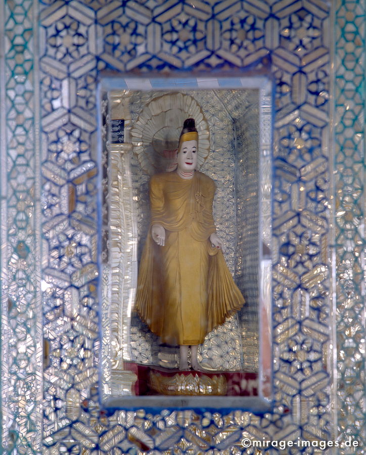 Buddha im Zerrspiegel
Mandalay Hill
Schlüsselwörter: Spiegel, Tempel, Kraft, Meditation, Buddhismus, Religion, Spiritualität, Anbetung, Ruhe, Kultur, Geschichte, Errinnerung, zeitlos, Architektur, Schönheit, Ruhe, Frieden, friedlich, heilig, Kontemplation, Liebe, Menschlichkeit, Birma, Burma, Asien