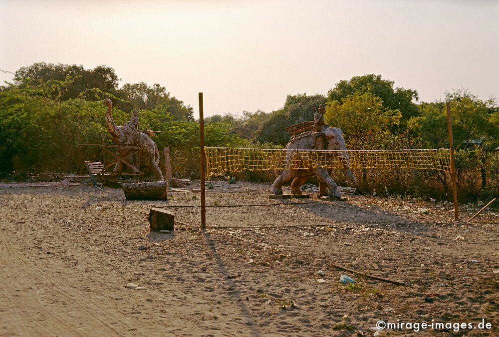 Riding on elephants
Nyaung U
Schlüsselwörter: Spielfeld, Netz, Platz, Staub, Sand Sonnenuntergang, warm, Staub, Gebüsch, Vegetation, Football, Abfall,