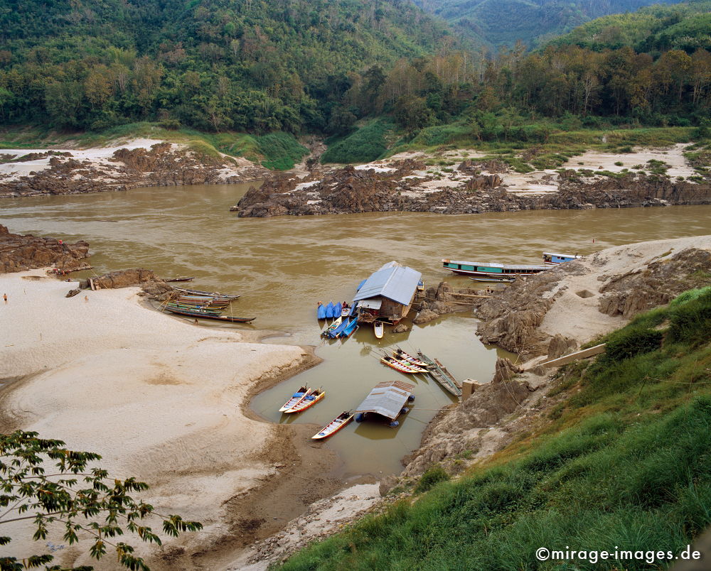 Mekong
Pak Beng
Schlüsselwörter: Hafen, Schiffe, Schlamm, Dschungel, Fluss, Buddhismus, Ruhe, Abend, Sonnenuntergang, Boot, Wasser, Natur, Sonne, Felsen, Frieden, friedlich, Entspannung, entspannen, Ufer, Flussufer, Sand, felsig, fliessen, Gleichmut, langsam, braun, erdig, Wildnis,