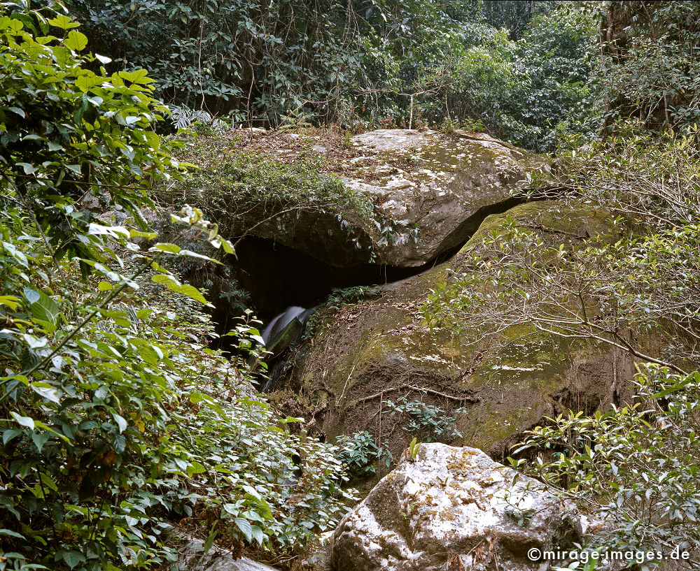 Near Nam Kat Waterfall
Oudomxay
Schlüsselwörter: Ruhe, Natur, Stein, Wildnis, unberührt, frisch, klar, natürlich, Harmonie, authentisch, Felsen, Reinheit, Sauberkeit, Leben, zerbrechlich, empfindlich, romantisch, idyllisch, Vegetation, Kraft, gebrochen,
