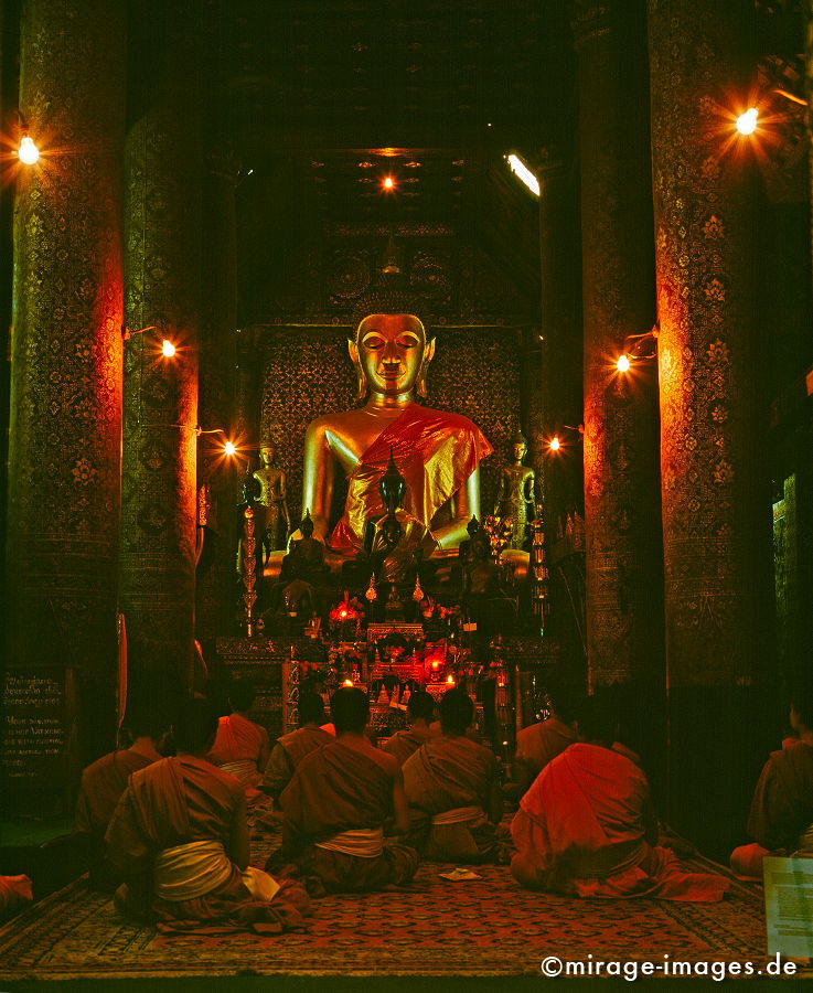 Inside Wat Xieng Thong
Luang Prabang
Schlüsselwörter: Buddhismus, Religion, Spiritualität, Anbetung, Ruhe, Kultur, zeitlos, Schönheit, Frieden, friedlich, heilig, Frieden, Kontemplation, Liebe, Menschlichkeit, Kloster, Buddha, authentisch, Sinnsuche, Kunst, Schutz, golden, Mönche, beten, Zeremonie, Schrei