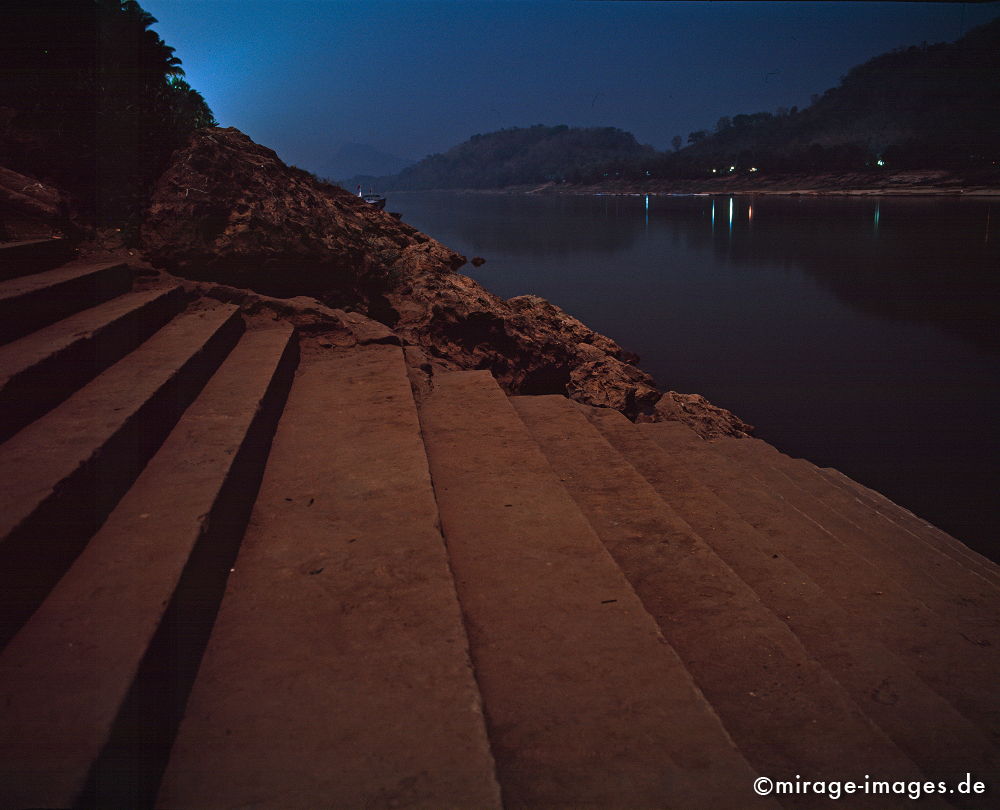 Stairs of Rendez-vous
Luang Prabang
Schlüsselwörter: Mondlicht, Mekong, Treppe, Wasser, Fluss, Ruhe, Nacht, dunkel, Stein, blau, Ufer, Stille, Hügel, romantisch,