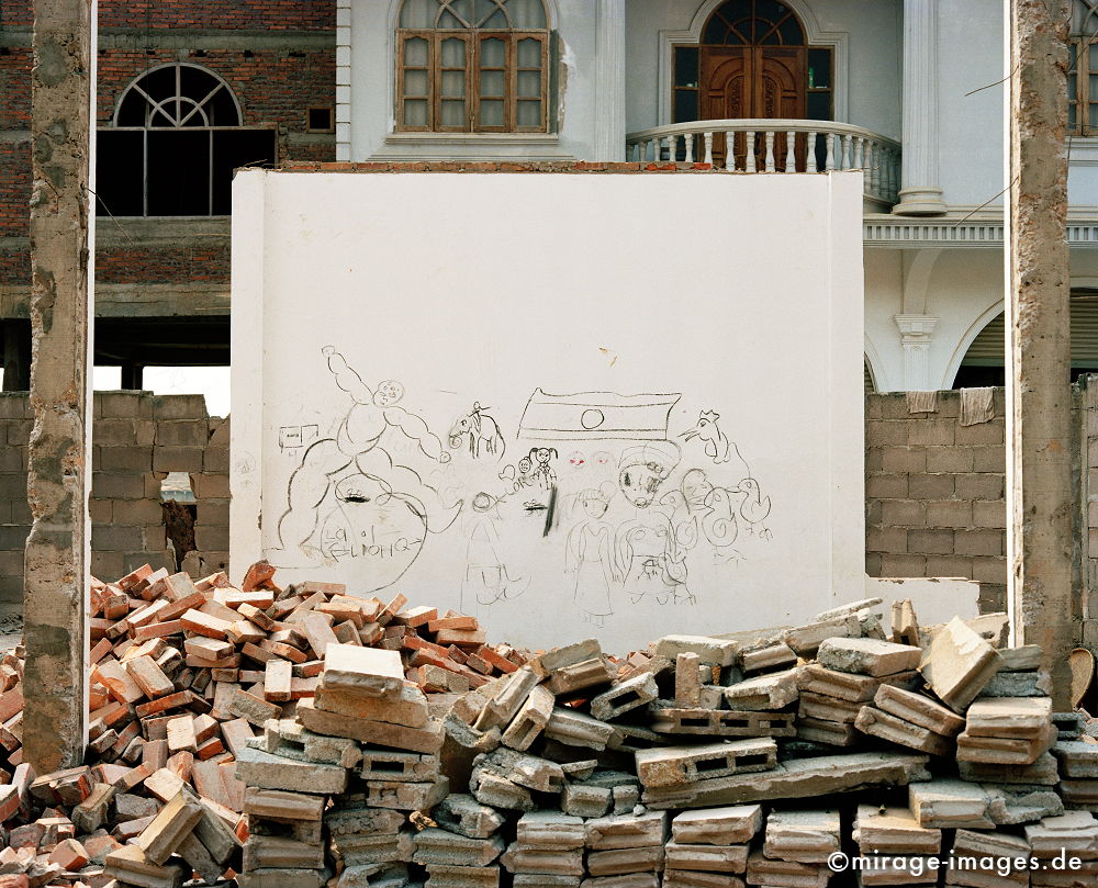 Graffiti
Oudomxay
Schlüsselwörter: Haus, Ziegel, Kinder, Baustelle, Wand, Gebäude, Holzkohle, Malerei, Steine, Huhn, Tier Flagge, schwarz, weiss, Renovierung, Abbruch, Graffiti, 