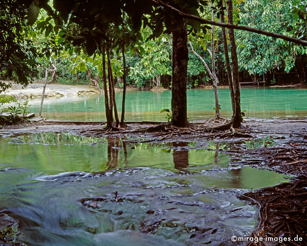 Emerald Pool
Khao Nor Chu Chi National Park
Schlüsselwörter: Fluss, Wasser, fliessen, Ruhe, Stille, Meditation, Kunst, Entspannung, entspannen, relax, rauschen, Meditation, Wildnis, unberührt, frisch, klar, Bewegung, bewegen, natürlich, Harmonie, rauschen, Reinheit, Sauberkeit, Leben, einladend, Reise, Landschaft