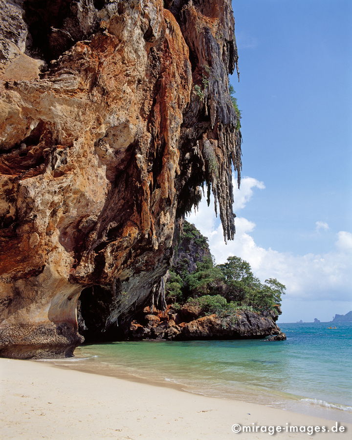 Railay Beach
Phra Nang Bay
Schlüsselwörter: Insel, Strand, blau, Wasser, Meer, Himmel, Erholung, Entspannung, Romantik, romantisch, Idylle, Einsamkeit, Ruhe, Sonne, Wärme, warm, tropisch, Felsen, Licht, Klischee, Urlaub, Reiseziel, Tropen, Reise, Ferien, Strand