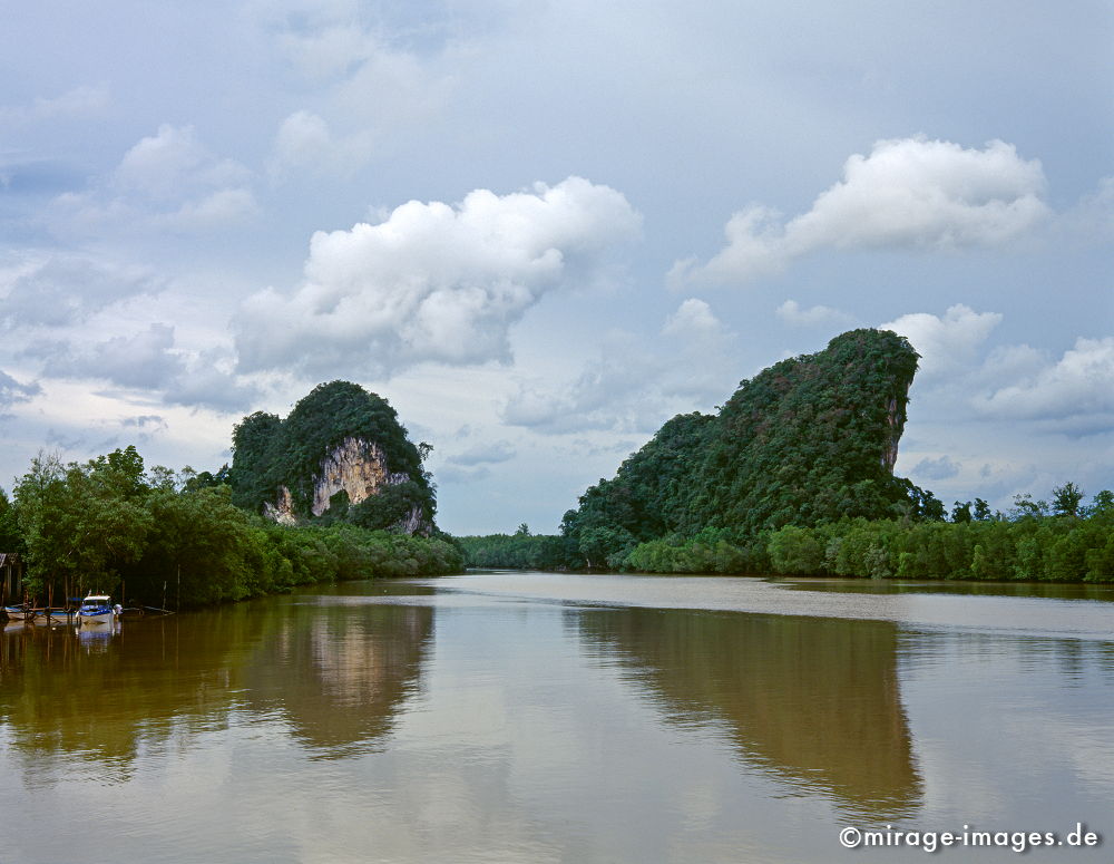 Khao Kanab Nam
Krabi
Schlüsselwörter: Wasser, Natur, fliessen, natürlich, Fluss, Entspannung, entspannen, braun, Gezeiten, Abenteuer, Entdecken, Umwelt, Vegetation, Felsen, Wahrzeichen, überwachsen, Mangroven, Wolken, Himmel,