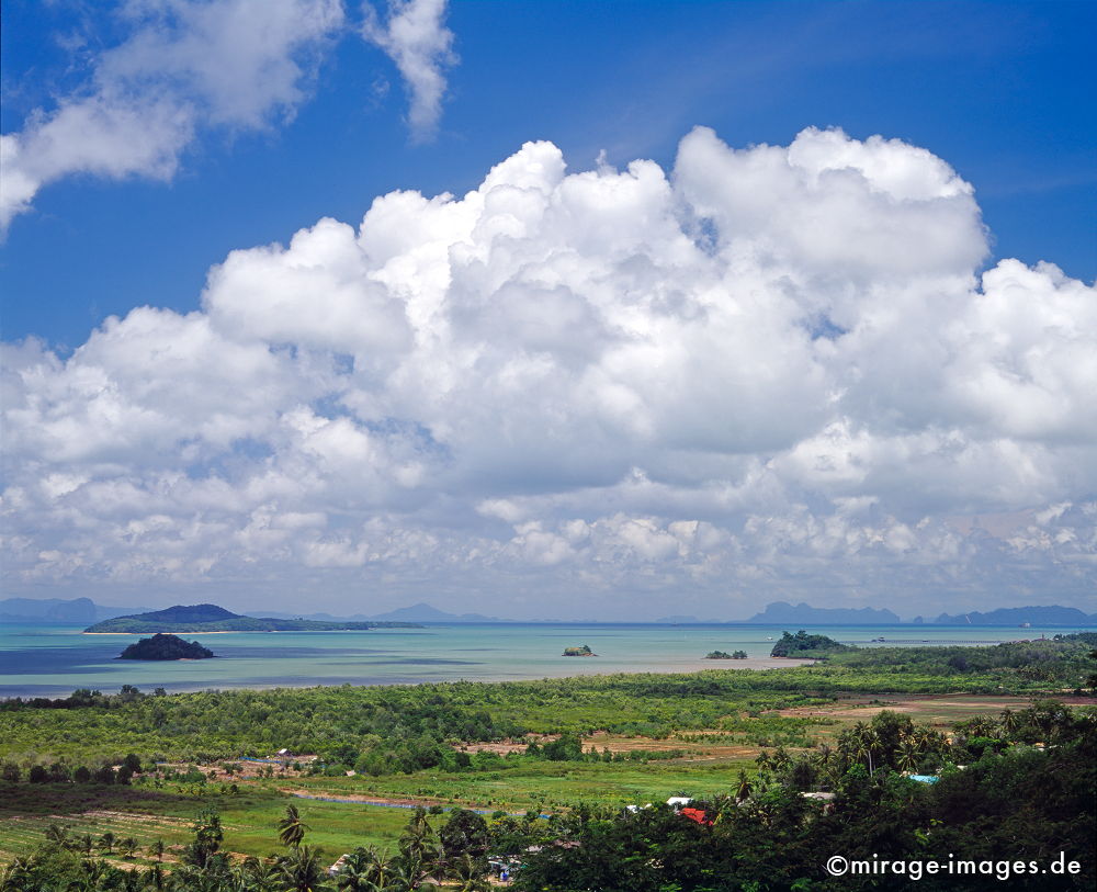 Kho Lanta
Schlüsselwörter: Urlaub, Insel, Strand, blau, Wasser, Meer, Himmel, Erholung, Entspannung, Romantik, romantisch, Idylle, Ruhe, Sonne, Wärme, warm, tropisch, Asien, Fernreise, Licht, Klischee, Wolken,