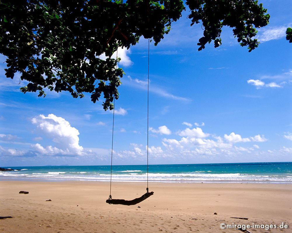 Schaukel
Klong Jark Bungalows 
Schlüsselwörter: Insel, Strand, blau, Wasser, Meer, Himmel, Erholung, Entspannung, Romantik, romantisch, Idylle, idyll, Einsamkeit, Ruhe, Sonne, Wärme, warm, Licht, Klischee, Postkarte, Wolken, Sand, Baum, Blätter, Schatten,