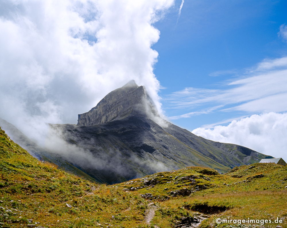 Flying Mountain
Col du Sanetsch 
Schlüsselwörter: Berg, Wiese, Alpen, grün, Himmel, blau, Gebirge, Hochgebirge, wandern, Erholung, Freizeit, Sonne, Geröll, schwarz, Massiv, Höhe, Himmel, Schönheit, Entfernung, Weite, atemberaubend, fantastisch, phantastisch, Wildnis, rauh, rau, Felsen, Berge, Berg, W