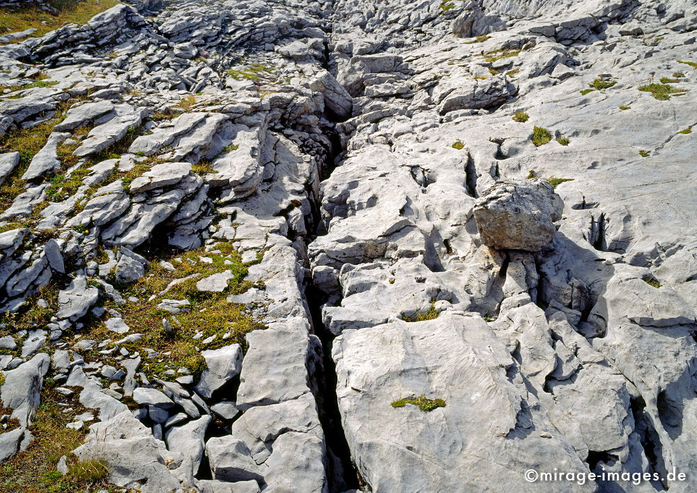 Moraine
Col du Sanetsch 
Schlüsselwörter: Moräne, fantastisch, phantastisch, Wildnis, rauh, rau, Felsen, Berge, Berg, Wiese, Niemandsland, hochalpin, Gebirge, mystisch, geheimnisvoll, abgelegen, jenseits, Sagen, Mythen, Legenden, Sage, Mythos, Legende, Natur, natürlich, abgeschieden, unbewohnt,