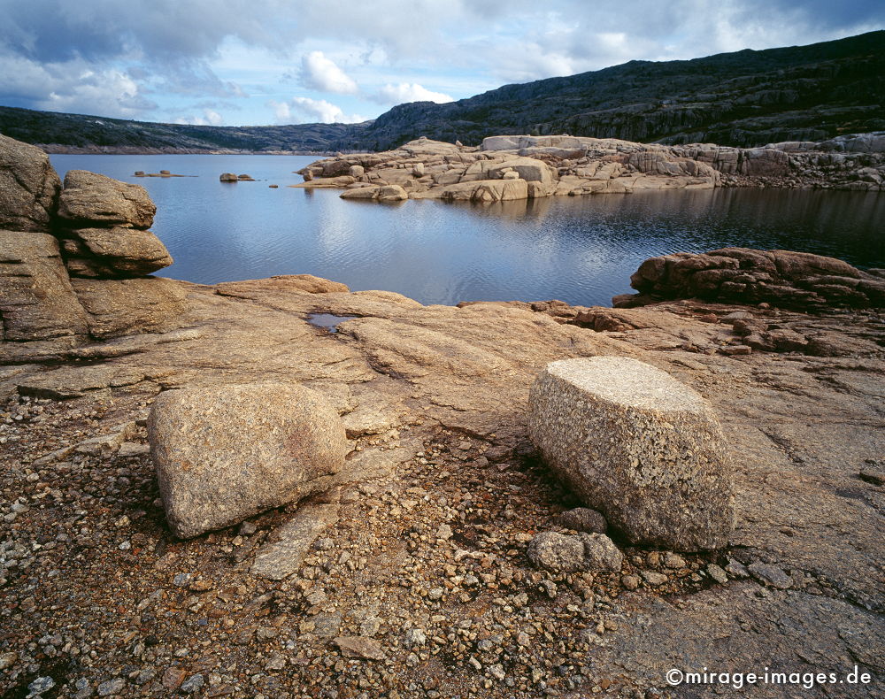 Lagoa Comprida
Serra da Estrela
Schlüsselwörter: See, Stausee, Steine, Felsen, Weite, Trinkwasser, Natur, natürlich, klar, rein, sauber, einsam, Resource, Versorgung, Trockenheit, Ökologie, Energie, unberührt,