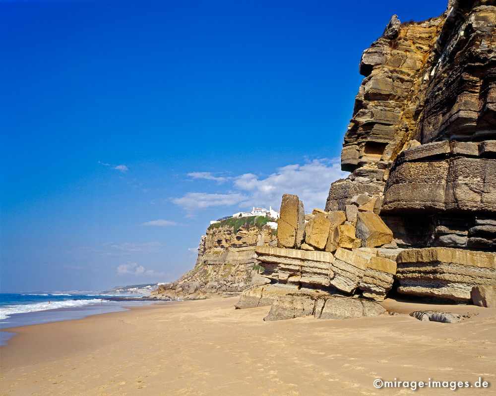 Azenhas do Mar
Schlüsselwörter: Küste, Felsen, Meer, Strand, wild, türkis, rein, Wellen, Gischt, einsam, Einsamkeit, blau, Himmel, Urlaub, Erholung, Ferien, steil, Steilküste, Westküste, rau, rauh, Natur, natürlich, Landschaft, Wasser, Atlantik, Europa, romantisch, Dorf,