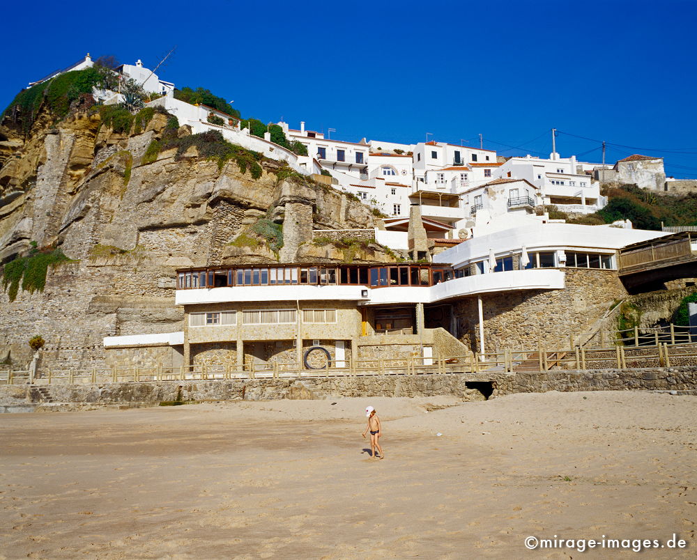 Azenhas do Mar
Schlüsselwörter: Küste, Felsen, Meer, Strand, wild, türkis, rein, Wellen, Gischt, einsam, Einsamkeit, blau, Himmel, Urlaub, Erholung, Ferien, steil, Steilküste, Westküste, rau, rauh, Natur, natürlich, Landschaft, Wasser, Atlantik, Europa, romantisch, Dorf,