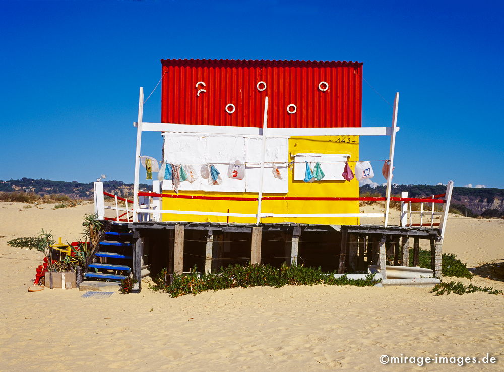 Strandhut
Costa da Caparica
Schlüsselwörter: farbig, bunt, Sonne, Meer, Himmel, blau, einfach, idyllisch, romantisch, rot, gelb, Sand, farbenfroh, Farbe, Wärme, Urlaub, Ferien, Strand, Holz, Balkon, Eingang,