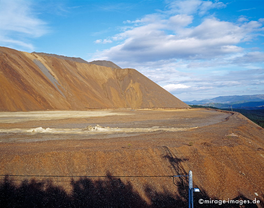 Wolframitmine
Panasqueira Serra da Estrela
Schlüsselwörter: Wolfram, Bergbau, Mine, Erosion, Landschaft, zerfurcht, Prozess, Veränderung, Bewegung, Erbe, stillgelegt, Geologie, Abraum, Altlast, Umweltschaden, Umwelt, Edelmetall, Schotter, Abbau, Ausbeutung, ausgewaschen, Montan, Halde, Industrie, Kontamination,