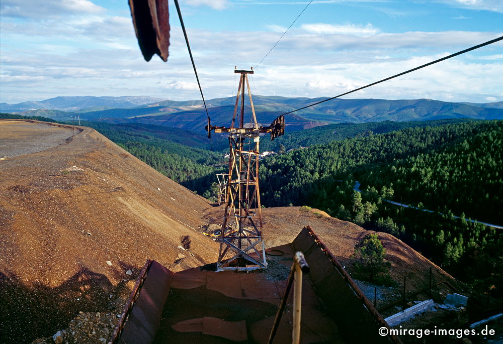 Wolframitmine
Panasqueira Serra da Estrela
Schlüsselwörter: Wolfram, Bergbau, Mine, Erosion, Landschaft, zerfurcht, Prozess, Veränderung, Bewegung, Erbe, stillgelegt, Geologie, Abraum, Altlast, Umweltschaden, Umwelt, Edelmetall, Schotter, Abbau, Ausbeutung, ausgewaschen, Montan, Halde, Industrie, Kontamination,