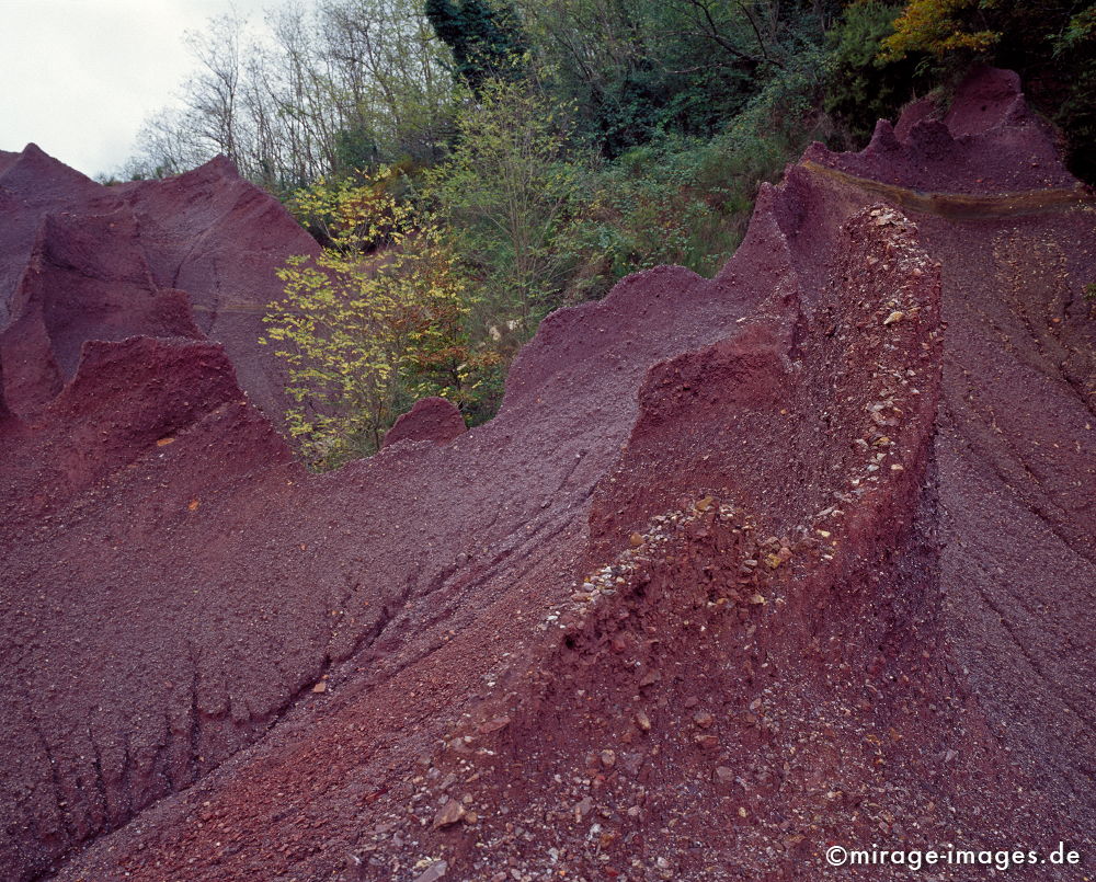 Le Roste
alte Kupferbergbauhalde an der Merse
Schlüsselwörter: Steine, alt, Felsen, historisch, Bergbau, Mine, Kupfer, rot violett, Erosion, Skulptur, Landschaft, Wasser, zerfurcht, Bewegung, weich, Lila, gelb, Bach, rinnen, fliessen, Montan, Abbau, Halde, historisch, Umwelt, Toskana,