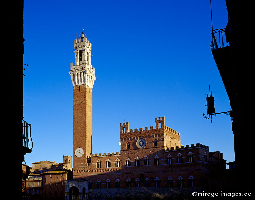 Piazza del Campo
Sienna
Schlüsselwörter: Torre del Mangia, alt, Gebäude, romantisch, zeitlos, Architektur, antik, historisch, Theater, Platz, Pflasterung, Backstein, Palast, Etrusker, rot, Sehenswürdigkeit, Tourismus, mediterran, Romantik, Politik, Zentrum, Turm, abends, blau, Himmel,