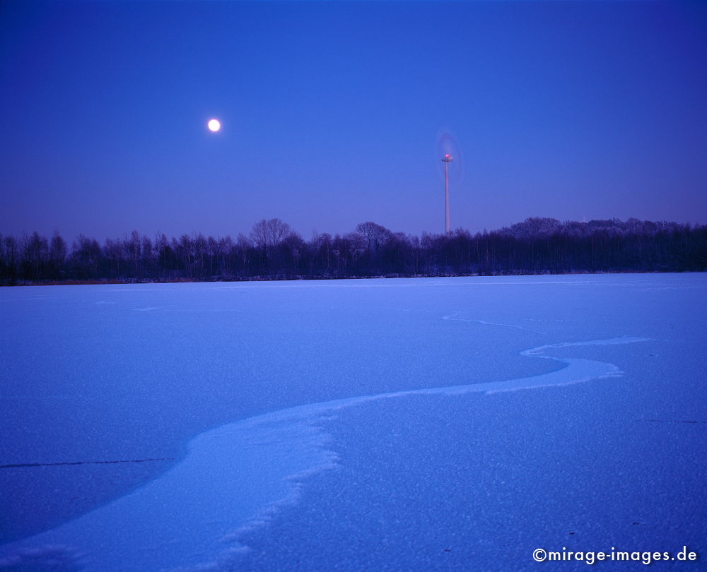 Moon above a lake
Ochtrup
Schlüsselwörter: Winter, winter1, Eis, Schnee, Kälte, kalt, Skulptur, blau, Frost, See, Stille, Ruhe Windkraft, Ökologie, Natur
