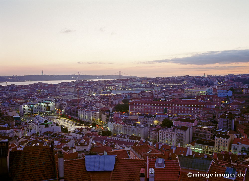 Overview at dawn
Lisboa
Schlüsselwörter: Grosstadt, beleuchtet, nachts, Lichter,