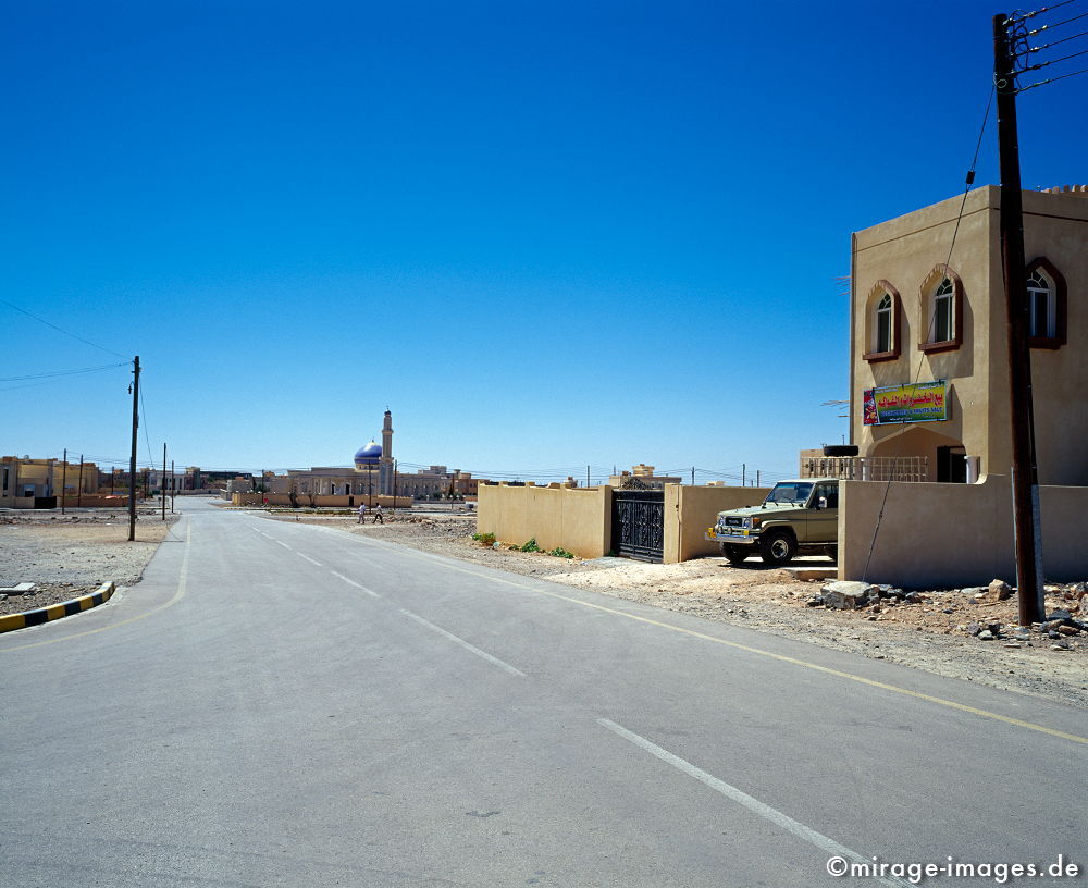 Sayq
Al Jabal Al Akhdar
Schlüsselwörter: Trockenheit, Hitze, Dorf, Siedlung, Gebäude, niedrig, Moschee, arabisch, Meer, Himmel, Wolken, blau, Strommasten, Hochebene, Weite, Strassen, wohnen, Haus, Häuser, leben, gerade, sauber, neu, modern, 