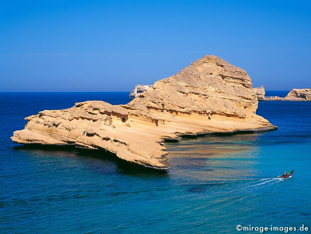 Bandar al  Jissah
Quantab
Schlüsselwörter: Meer, Postkarte, See, Einsamkeit, Fels, Stille, Wasser, Romantik, Idylle, schön, surreal, fantastisch, Insel, Ruhe, frisch, klar, rau, zerbrechlich, empfindlich, Reinheit, Sauberkeit, ungezähmt, Felsen, blau, Himmel, sauber, 