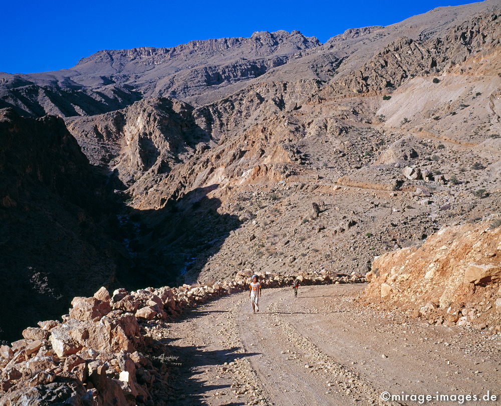 Childrens Play
Eastern Hajar
Schlüsselwörter: Schönheit, spektakulär, schroff, rauh, unberührt, ursprünglich, überleben, Karst, Gebirge, Ödland, abgeschieden, Geologie, Himmel, blau, Kinder, Strasse, Schotterweg, Infrastruktur, Verkehr, Fortschritt, Erschließung, karg, Piste, Berg, Felsen, Ein