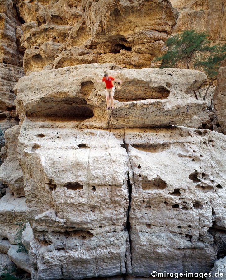 The Man and the Rock
Wadi Ash Shab
Schlüsselwörter: Wasser, Landschaft, klar, rein, sauber, Sauberkeit, pool, Felsen, Mutprobe, springen, Sprung, springen, tief, Jugendlicher, Mensch, Hormone, Wadi, Oase, Selbstfindung, Held, Draufgänger, Thrill, Reiz, Verlockung, 