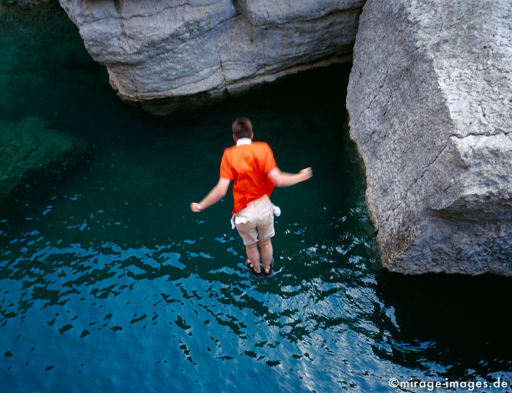 Test of courage
Wadi Ash Shab
Schlüsselwörter: Wasser, Landschaft, klar, rein, sauber, Sauberkeit, pool, Felsen, Mutprobe, springen, Sprung, springen, tief, Jugendlicher, Mensch, Hormone, Wadi, Oase, Selbstfindung, Held, Draufgänger, Thrill, Reiz, Verlockung, 