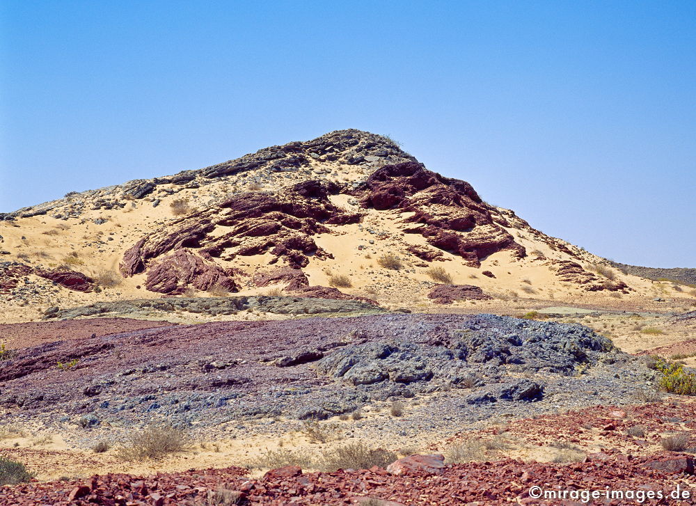 Desert Mountain
Wahiba Sharquiya Sands 
Schlüsselwörter: Stein, Felsen, Einsamkeit, einsam, schroff, schön, Schönheit, spektakulär, schroff, rauh, unberührt, ursprünglich, weich, Erosion, Umwelt, Leere, Karst, Gebirge, Ödland, abgeschieden, menschenleer, Geologie, karg, farbig, bunt, rot violett, Sand, Hi