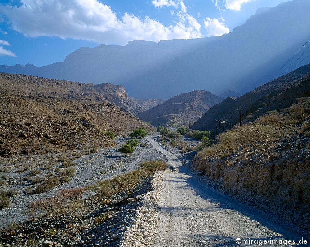 Mountain Road
Western Hajar
Schlüsselwörter: Gebirge, Piste, Ödland, abgeschieden, menschenleer, Geologie, Himmel, blau, Wolken, Strasse, Schotterweg, Infrastruktur, Verkehr, Fortschritt, Erschließung, Sonne, Leere, karg, Felsen, Einsamkeit, einsam, schroff, spektakulär, 