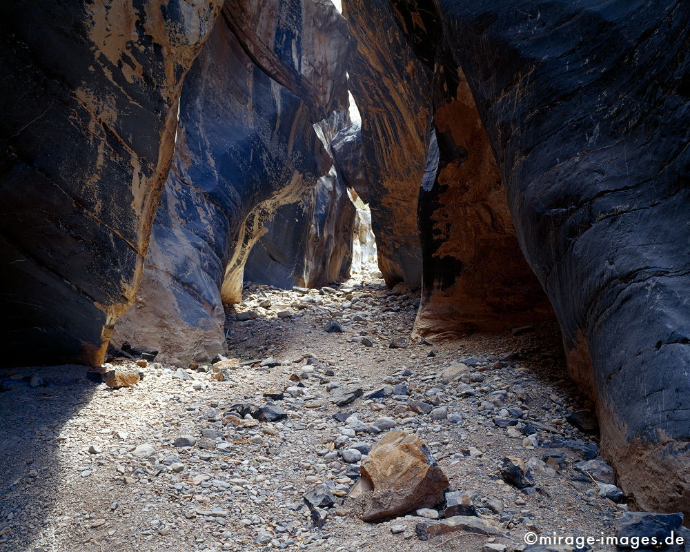 Snake Canyon 
Wadi Bani Awf
Schlüsselwörter: Wadi, Flussbett, Wasser, Erfrischung, Stein, Schlucht, Fluss, natürlich, Wildnis, Berg, Felsen, Einsamkeit, einsam, schroff, ruhig, Ruhe, Stille, schön, Schönheit, spektakulär, rauh, unberührt, ursprünglich, weich, rund, Kieselsteine, Natur,