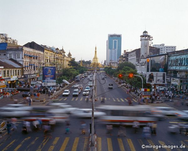 Mahabandoola street
Yangon (Rangoon)
Schlüsselwörter: Hauptstadt, Zentrum, Verkehr, Strassen, Bewegung, Auto, Busse, Innenstadt, Pagode, zedi, Stadt, städtisch, Sule Paya, Birma, Burma, Myanmar, Südost Asien, Entwicklungsland, Tropen, Armut, Fernreise, Reise, Kultur, Tourismus, exotisch, touristisch