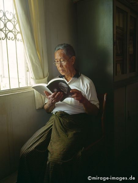 U Win Han reading Albert Schweitzer
Teacher and Seeker in Yangon
Schlüsselwörter: Philosoph, Portrait, Intellektueller, Rentner, gebildet, Bildung, lesen, Buch, belesen, Fenster Licht, Gemälde, Lehrer, Birma, Burma, Myanmar, Südost Asien, mixed1