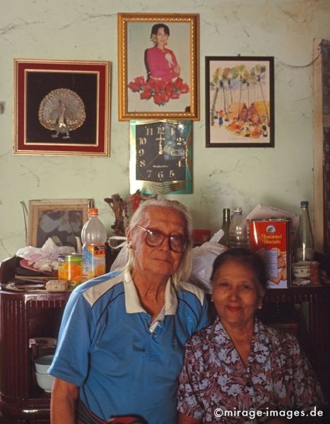 U Kyi Win and his wife 
Lawyer in Yangon
Schlüsselwörter: mixed1, Portrait, Intellektueller, gebildet, Bildung, Bilder, Recht, Anwalt, Verteidiger, Birma, Burma, Myanmar, Südost Asien, Entwicklungsland, Tropen, 