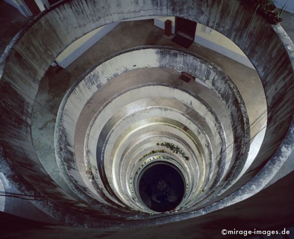 Stairwell
Yangon (Rangoon)
Schlüsselwörter: Treppenhaus, rund, Architektur, beleuchtet, nachts, symmetrisch, Spirale, verwittert, Beton, schmutzig, Patina, Tiefe, fallen, Sog, Hochhaus, Gebäude, hoch, Birma, Burma, Myanmar, Südost Asien, Entwicklungsland, Tropen, Armut, Architecture1