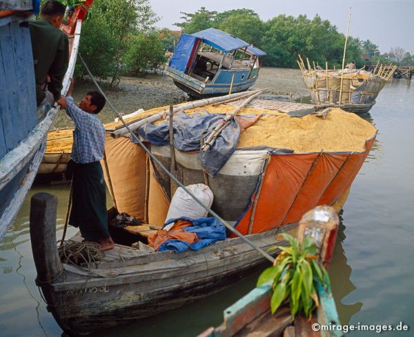 The Art of Transportation
Sittwe
Schlüsselwörter: Transport, Verkehr, Ernährung, Nahrungsmittel, Reis, Burmesen, Personen, Boot, Schiff, Kahn, Wasser, Fluss, überladen, voll, Maximum, ökonomisch, Ufer, kunstvoll, Birma, Burma, Myanmar, Südost Asien, Entwicklungsland, Tropen, Armut, Kultur, Reise, 