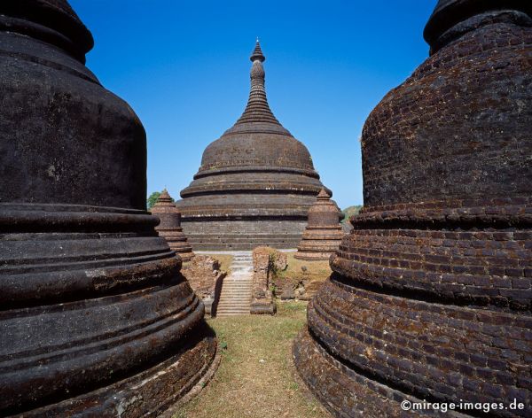 Shitthaung Paya
Mrauk - U
Schlüsselwörter: Himmel, Stupa, Pagode, Tempel, Heiligtum, Architektur, Glauben, Buddhismus, Macht, Chedi, alt, historisch, Archäologie, Stein, Birma, Burma, Myanmar, Südost Asien, Entwicklungsland, Tropen, Armut, Fernreise, Reise, Kultur, Tourismus, exotisch, touristis