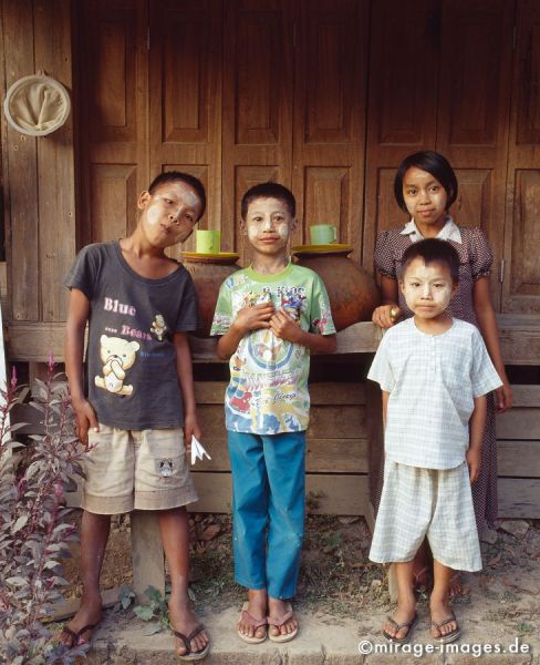 Posing children 
Mrauk - U
Schlüsselwörter: children1, Kinder, Tanaka, posieren, Trinkwasser, Gefässe, Krüge, Tonkrüge, Haus, Holz, draussen, Jungen, Mädchen, Birma, Burma, Myanmar, Südost Asien, Entwicklungsland, Tropen, Armut, Fernreise, Reise, Kultur, Tourismus, exotisch, touristische Attra
