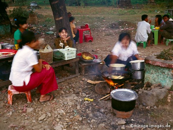 Cookshop
Mrauk - U
Schlüsselwörter: Garküche, Mädchen, Strassenrand, Feuer, zubereiten, Zubereitung, frittieren, backen, Fett, Wok, Töpfe, Küche, Bewegung, Birma, Burma, Myanmar, Südost Asien, Entwicklungsland, Tropen, Armut, Fernreise, Reise, Kultur, Tourismus, exotisch, touristisch