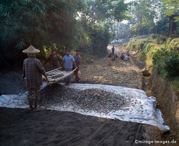 Roadworks
Mrauk - U
Schlüsselwörter: Strasse, Bau, Mädchen, Frau, Ausbeutung, Steine, sieben, Zwangsarbeit, Sonne, Hände, Infrastruktur, archaisch, einfach, simpel, Sand, Unterbau, Birma, Burma, Myanmar, Südost Asien, Entwicklungsland, Tropen, Armut, Fernreise, Reise, Kultur, Tourismus